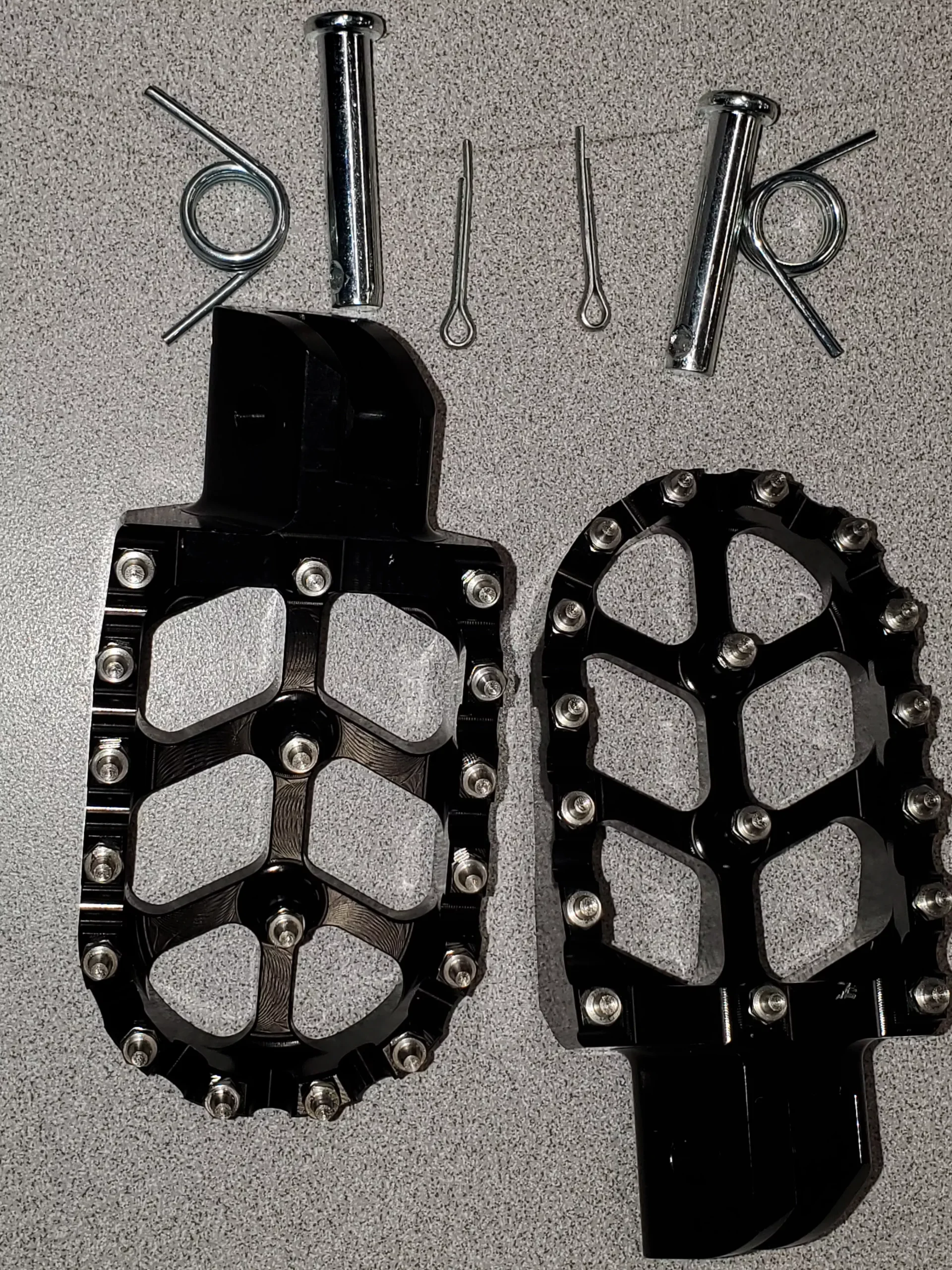 RFN Ares Foot Pegs – Black & Red